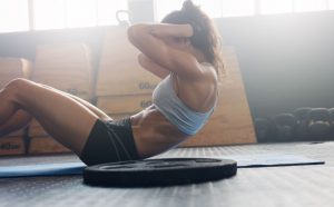 Je buikspieren trainen met deze oefeningen