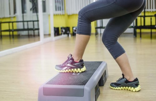 Vrouw op fitnessstep