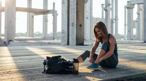 Vrouw strikt schoenen