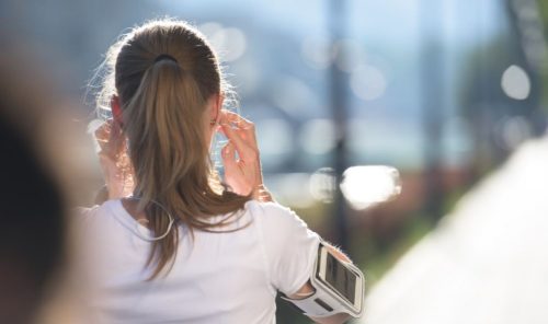 Hardlopen met koptelefoon op