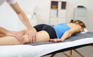 Vrouw krijgt sportmassage