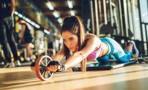 Vrouw met een ab wheel