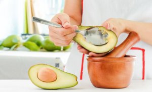 Zelf een gezonde avocado-pesto maken