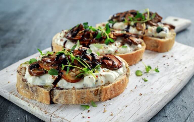 Geroosterd stokbrood met champignon