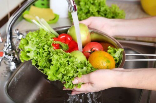 Gezonde fruit en groenten worden gewassen in de gootsteen