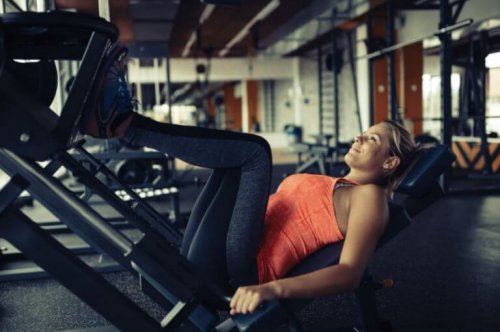 vrouw ligt in leg press