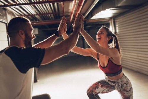 Man en vrouw high fiving