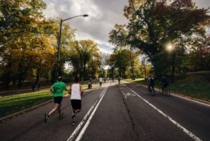 Mensen rennen buiten