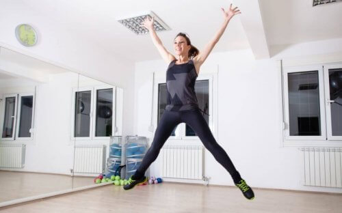 Jumping jacks zijn been- en bilspringoefeningen