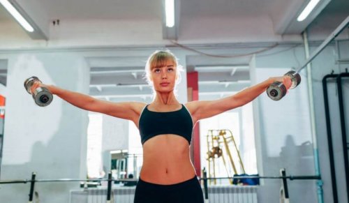 Vrouw die schouderoefeningen doet