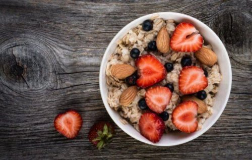 Een kom met yoghurt en vruchten