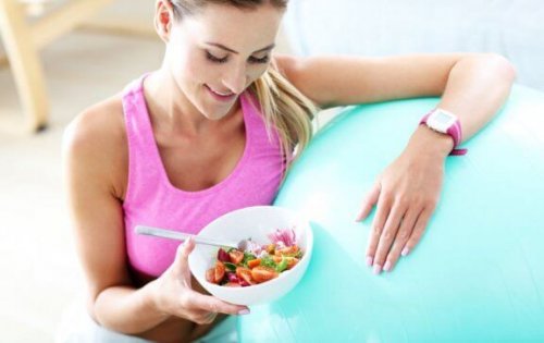 Vrouw die na de training eet