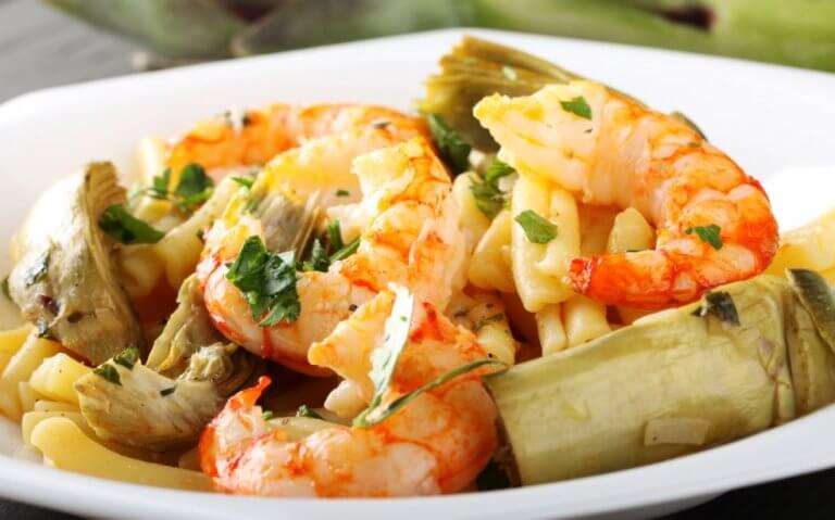 spaghetti met artisjokken en garnalen