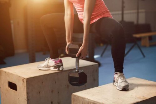 Squat met dumbbell op kisten