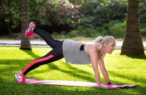 Meisje dat verschillende CrossFit-routines voor beginners doet