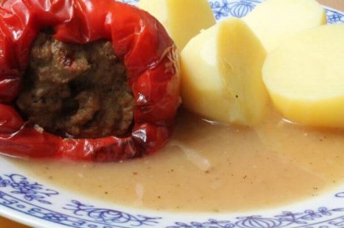 gevulde tomaat met gesneden aardappelen op bord