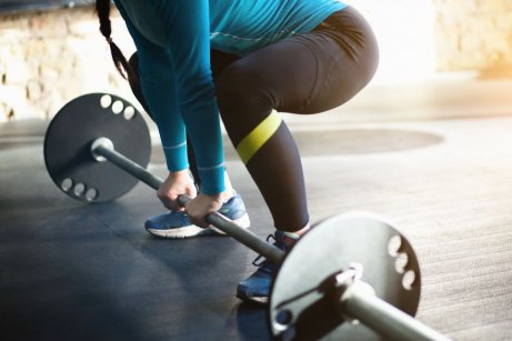 Gewichtheffen met stang voor het verbranden van vet en versterken van je lichaam