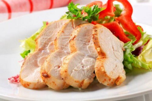 gesneden vlees met salade