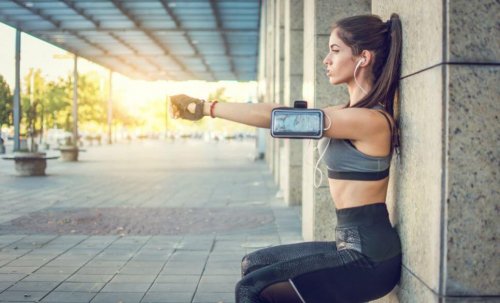 Sexy billen krijgen vrouw doet buiten wall squat