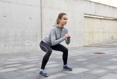 Vrouw die buiten alleen squats doet
