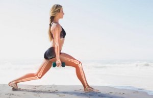 Vrouw sport op het strand