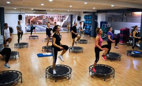 Jumping fitness is een van de nieuwe sportschoollessen