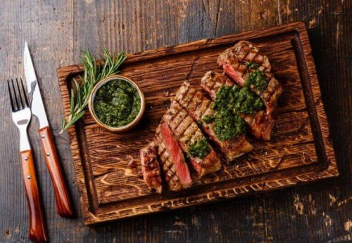 plank met chimichurri vlees en saus