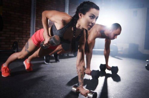Vrouw doet Crossfit