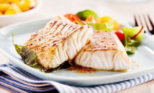 gebakken heek met groenten op bordje