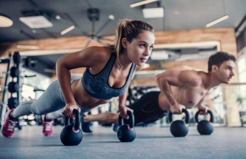 man en vrouw doen dumbbells oefening