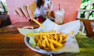 Voedsel met acrylamide vormt een gezondheidsrisico
