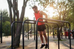 Triceps dips tussen twee stangen