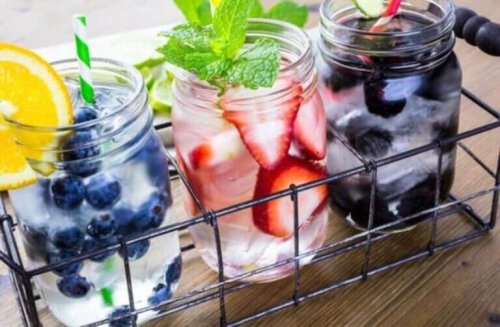 flessen water met een fruitsmaakje om meer water drinken op een dag