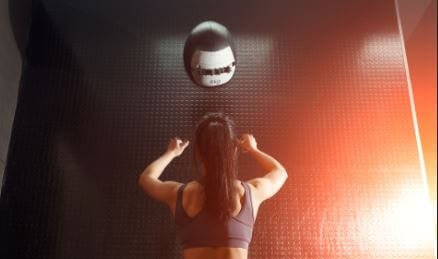 Een medicijnbal tegen een muur gooien