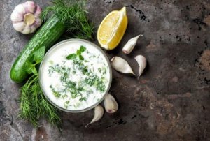Hoe maak je groene saus van dille?