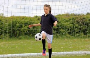 Welke spieren worden gebruikt om een bal te trappen