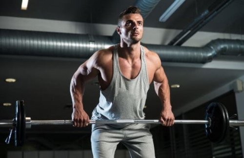 man doet barbell row