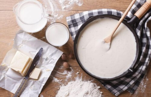 pan met bechamelsaus en ingrediënten