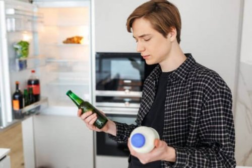 jongeman moet kiezen tussen bier of melk