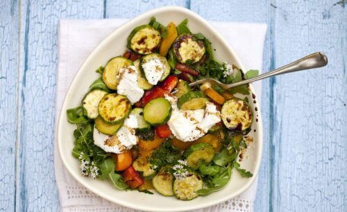 Courgette salade op een bord op tafel drie salade recepten