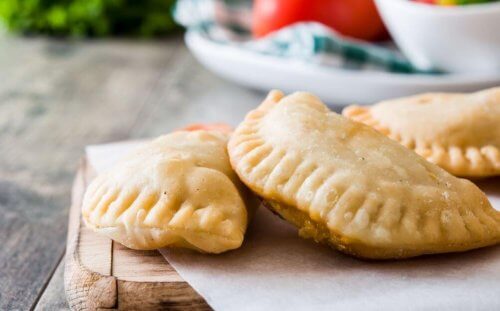 empenadas liggen op plank