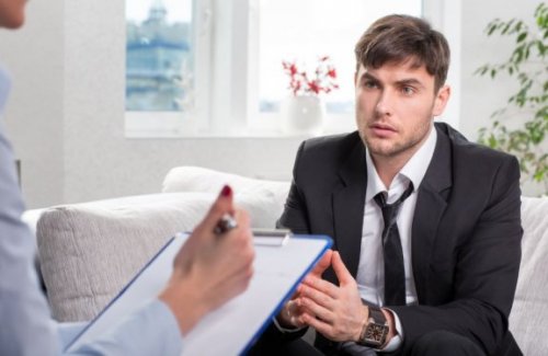 man ondervindt de effecten van alcoholconsumptie