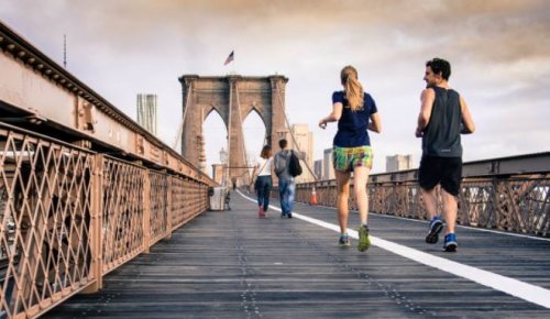 Paar loopt hard op straat