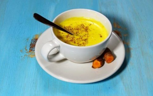 witte kop met gouden melk en lepeltje