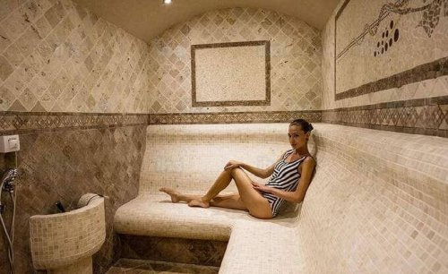 Vrouw genietend van Turks stoombad