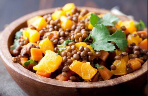 Houten bord met pompoen en linzen