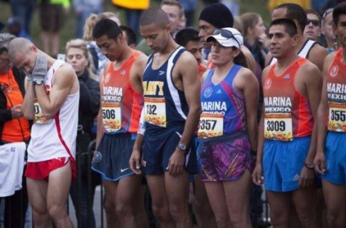 professionele lopers aan start van marathon