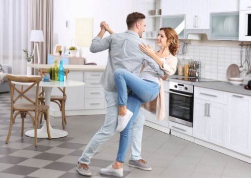 paar danst in de keuken cardio-oefeningen