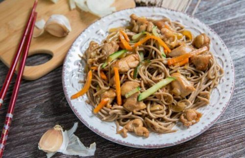 Yakisoba met kip en garnalen is beroemd in de Japanse keuken