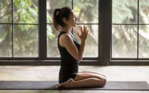 6 yoga-oefeningen tegen menstruatiepijn